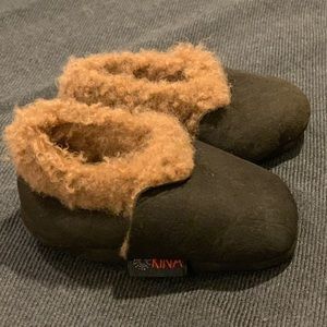 Nui Shoes - My fav newborn mocs: Nui Kina Lamb booties Nui Shoes - My fav newborn mocs: Nui Kina Lamb booties